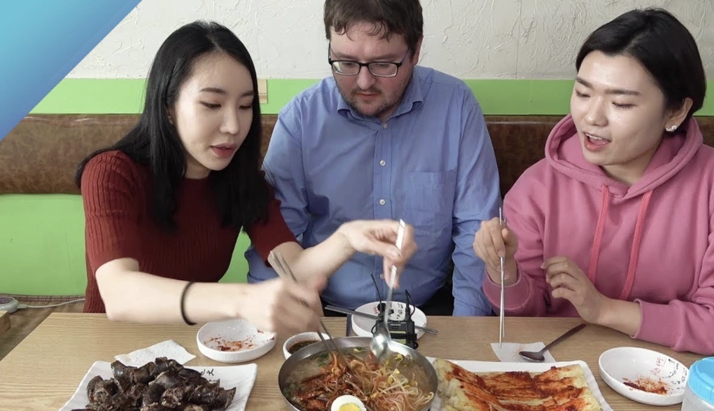 Vì sao người Hàn Quốc kiêng nâng bát khi ăn cơm?