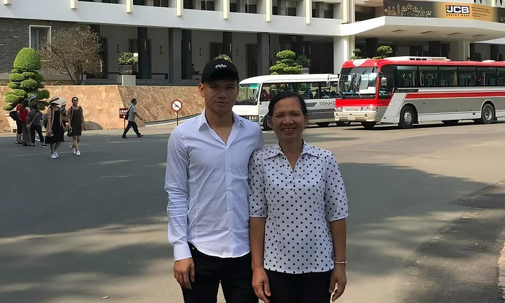 Bố mẹ Xuân Mạnh kể chuyện bán trâu mua giày bóng đá cho con