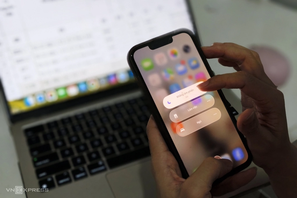 Nguy cơ kiệt sức và rối loạn tâm lý ở phụ nữ tuổi 40 gánh vác 'hai ca làm việc'