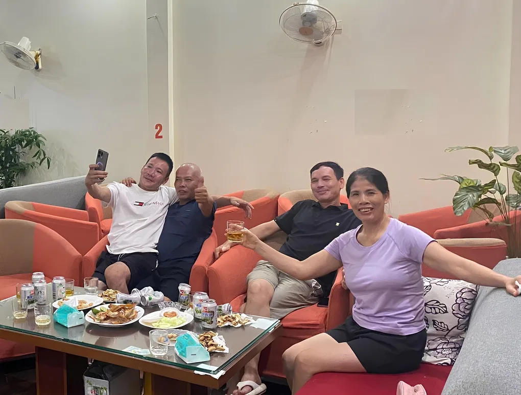 Bố Hai Long 'không tin vào mắt khi con ghi bàn'