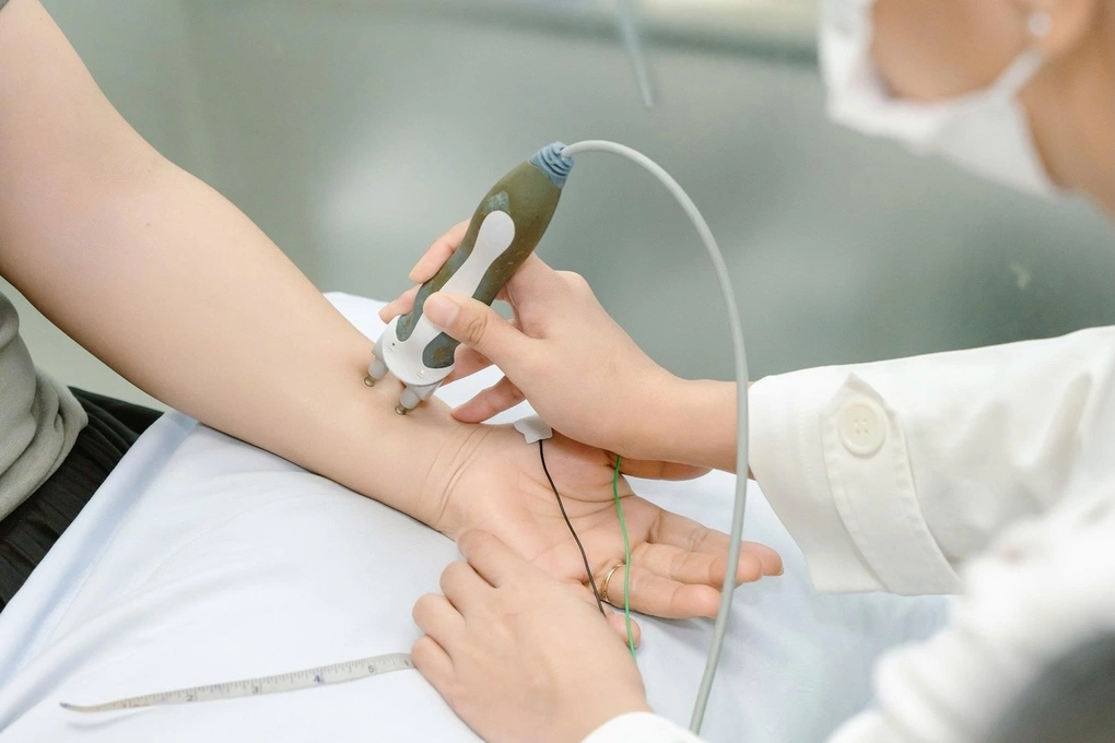 Cảnh báo nguy cơ mắc hội chứng ống cổ tay từ thói quen chạy xe máy và gõ bàn phím liên tục