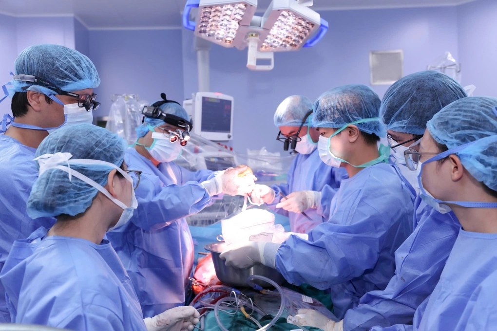Hành trình giành sự sống cho bệnh nhân Việt Nam đầu tiên được ghép tim hai lần trong ba ngày