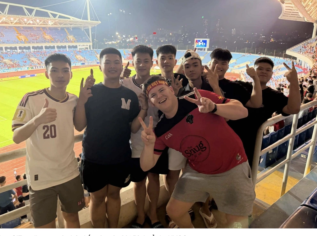 Những ông Tây thành 'fan cuồng' của ĐTQG Việt Nam