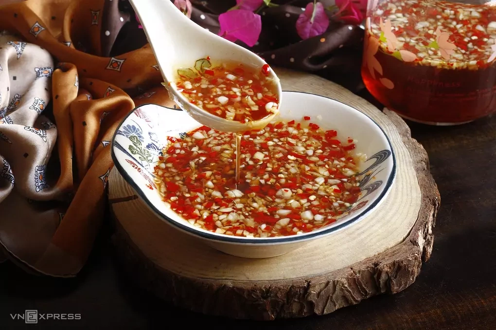 Bí quyết pha nước mắm chua ngọt chuẩn vị nhà hàng nhờ tỷ lệ vàng và kỹ thuật xử lý nhiệt