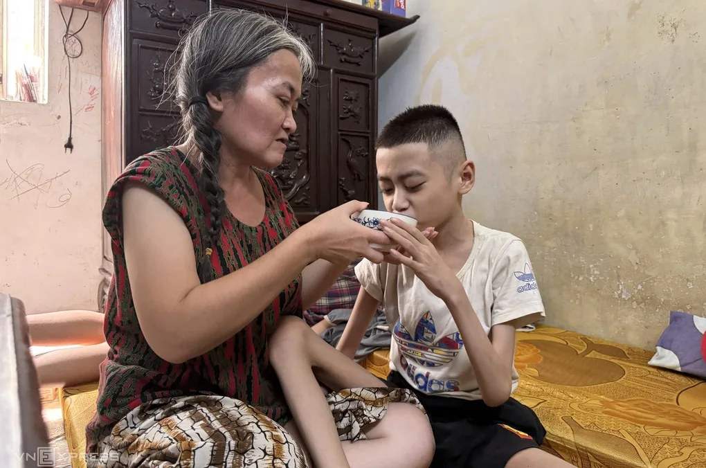 Bà ngoại 78 tuổi dành lương hưu cứu cháu bạo bệnh