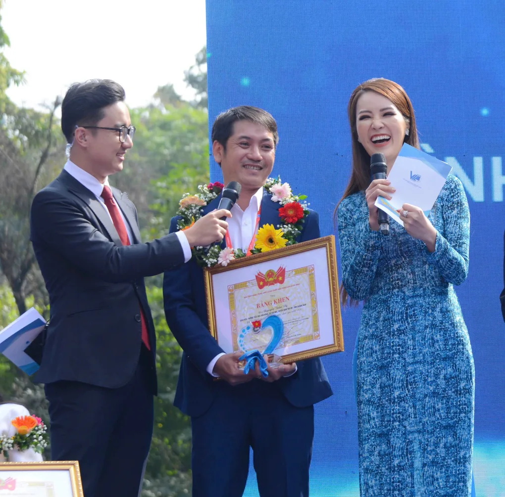 Thầy giáo 'khùng' 26 năm xây trường trên núi