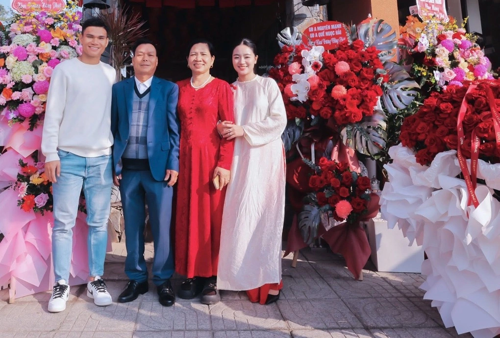 Bố mẹ Xuân Mạnh kể chuyện bán trâu mua giày bóng đá cho con