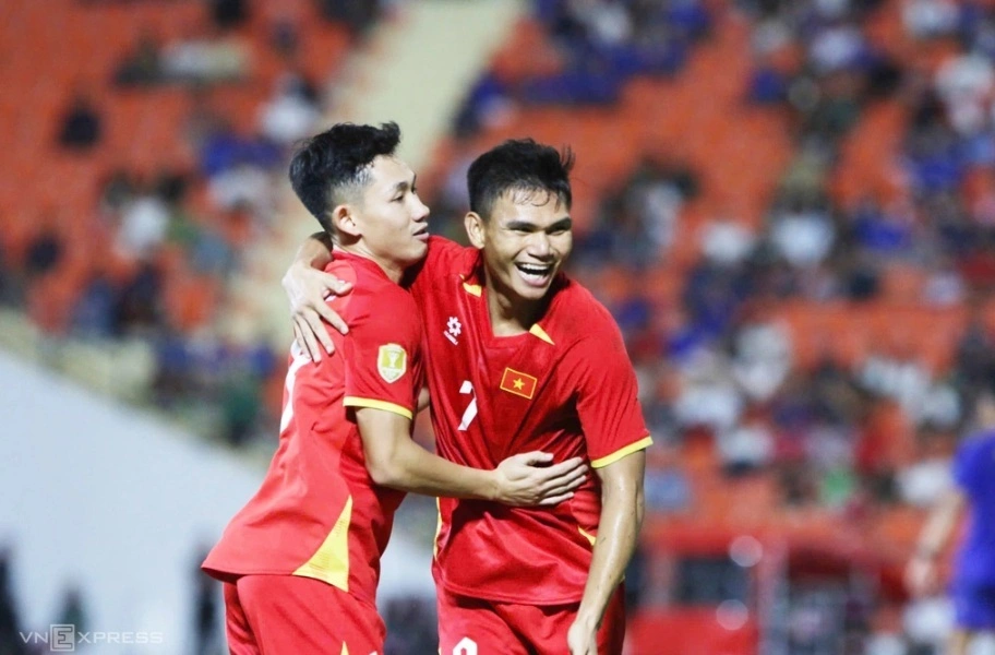 Bố Hai Long 'không tin vào mắt khi con ghi bàn'