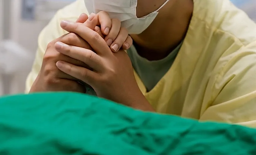 Lời hứa 'bên nhau không rời' trong phòng chờ sinh