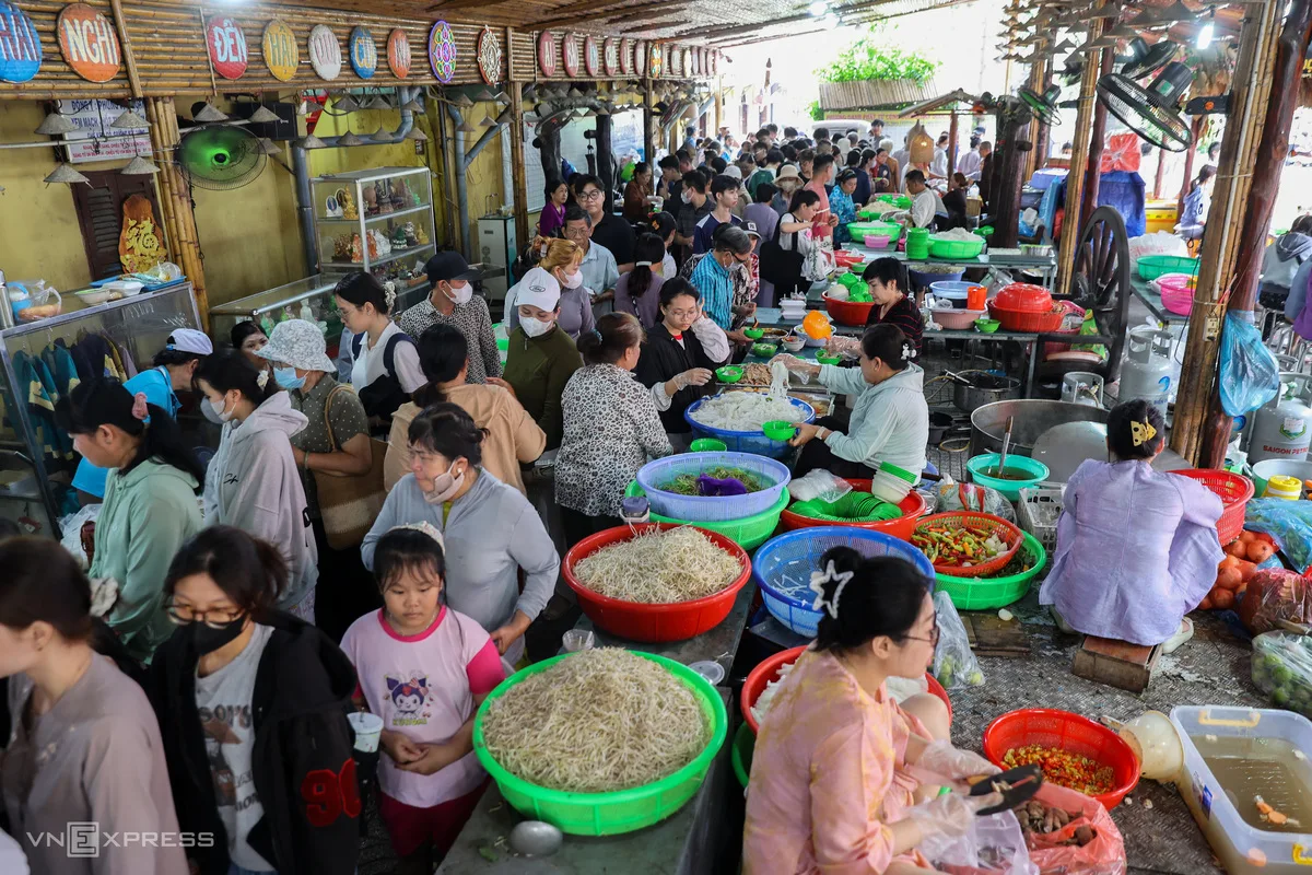 Gần 3.000 người ăn buffet chay miễn phí trong chùa cổ ở TP HCM