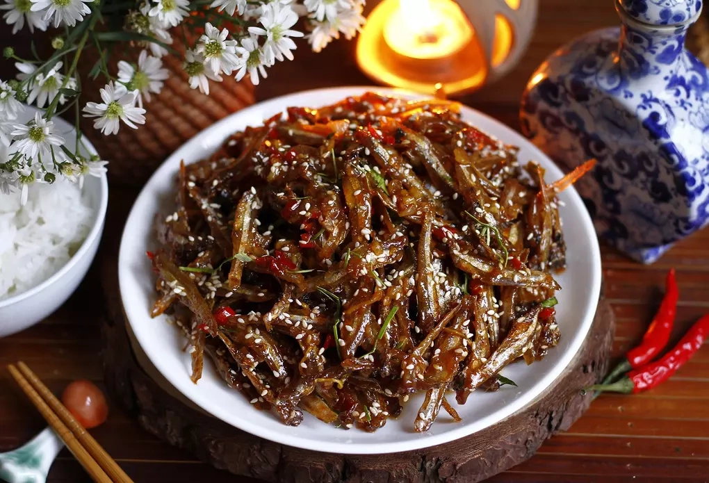 Ăn cá nhỏ nguyên xương và tôm nguyên vỏ: Cách nào thực sự giúp bổ sung canxi?