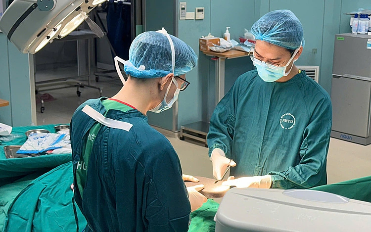 Biến chứng nhiễm trùng dai dẳng do vi khuẩn hiếm gặp sau hai lần đặt túi nâng ngực