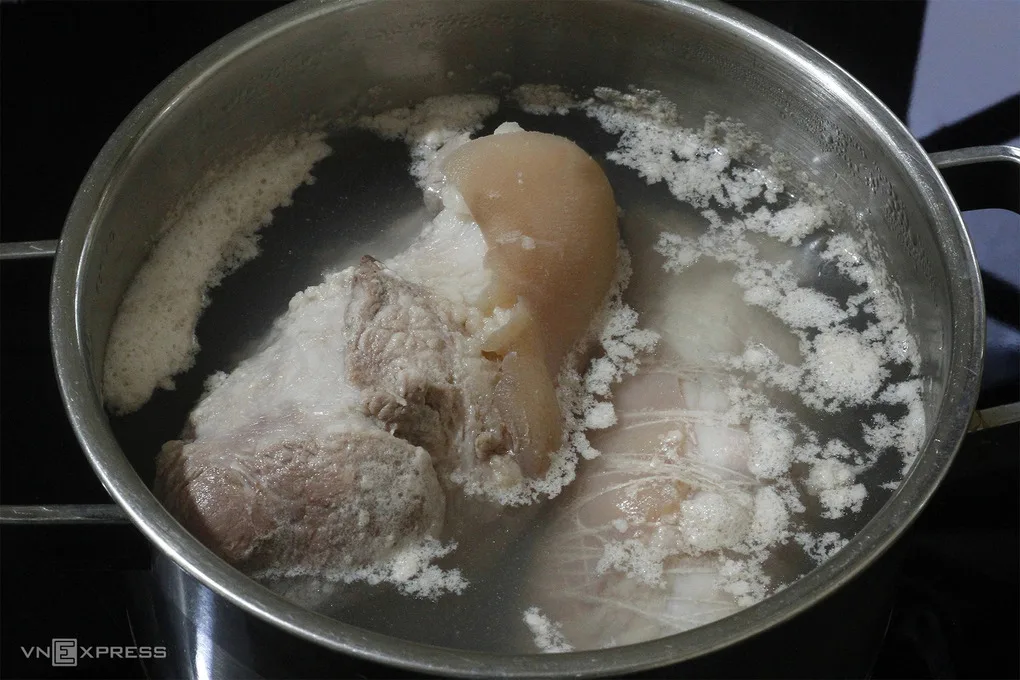 Cách nhận biết thịt lợn nhiễm bệnh và nguy cơ ngộ độc từ chuyên gia