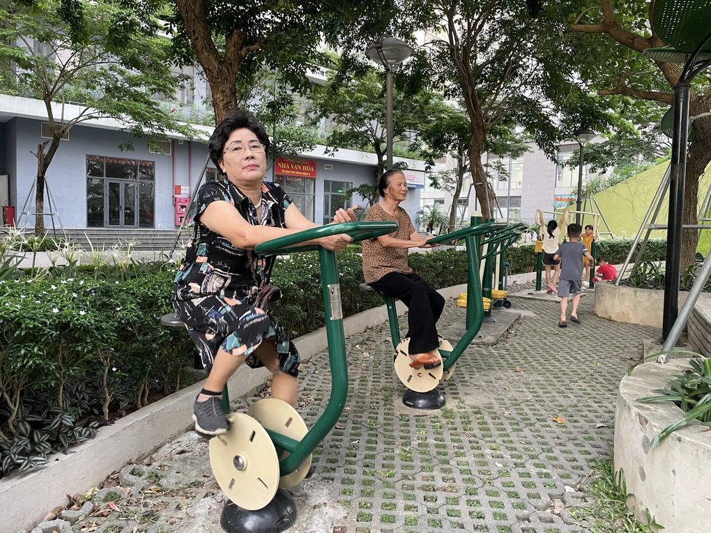 Áp lực của thế hệ 'bánh mì kẹp' tại Việt Nam: Khi lo toan gia đình làm bỏ ngỏ quỹ hưu trí