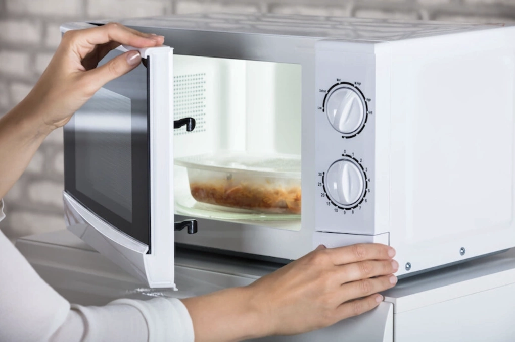 Bác sĩ cảnh báo 3 sai lầm nguy hại khi dùng lò vi sóng và cách khắc phục