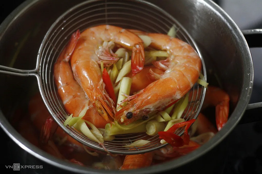 Ăn tôm thường xuyên có làm tăng mỡ máu?