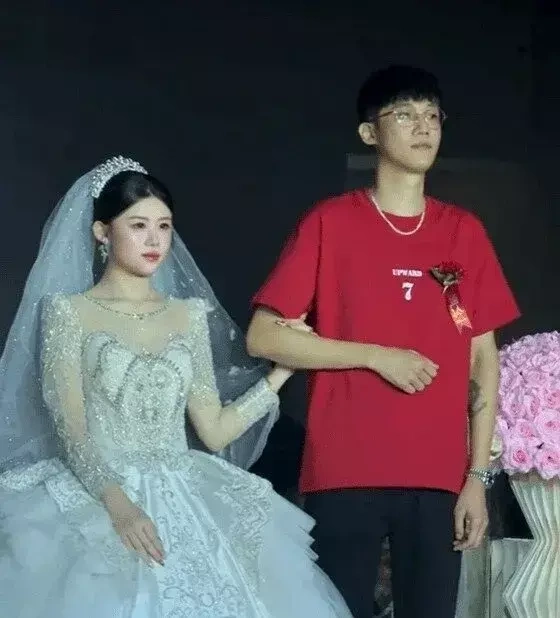Bí quyết duy trì vẻ ngoài trẻ trung như thanh niên của người cha 41 tuổi gây bão mạng