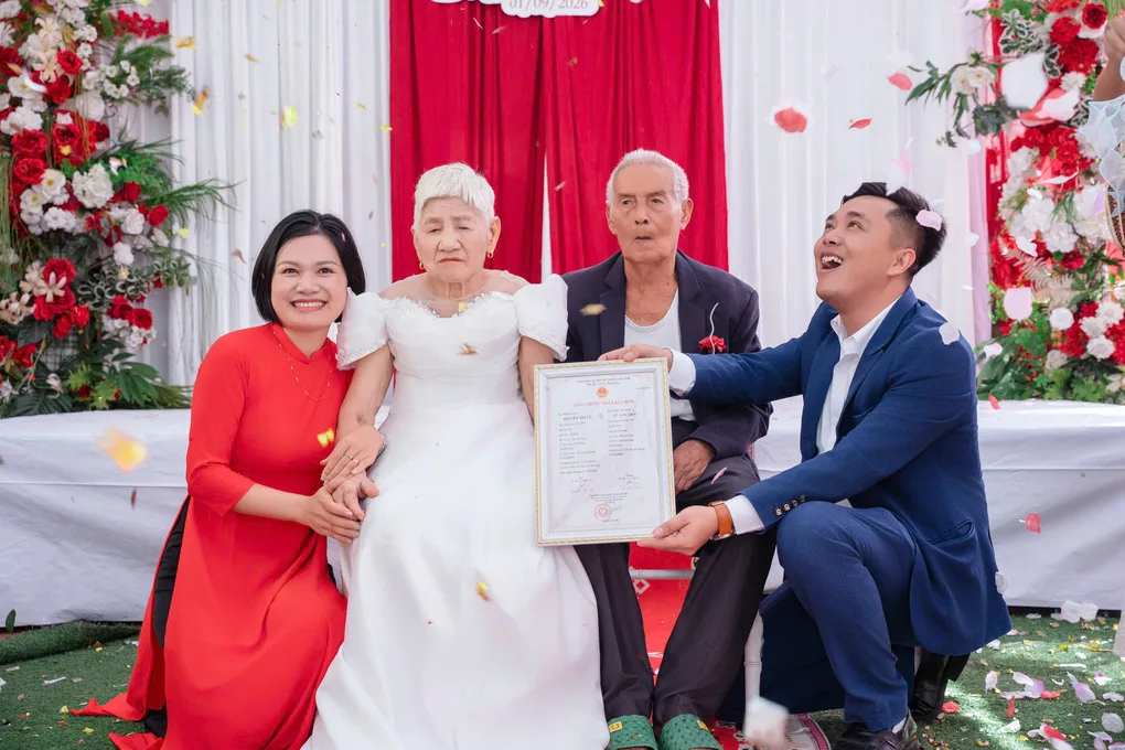 Ý nghĩa mâm cơm sum họp trong lễ cưới lại của 7 cặp vợ chồng tại Bắc Ninh
