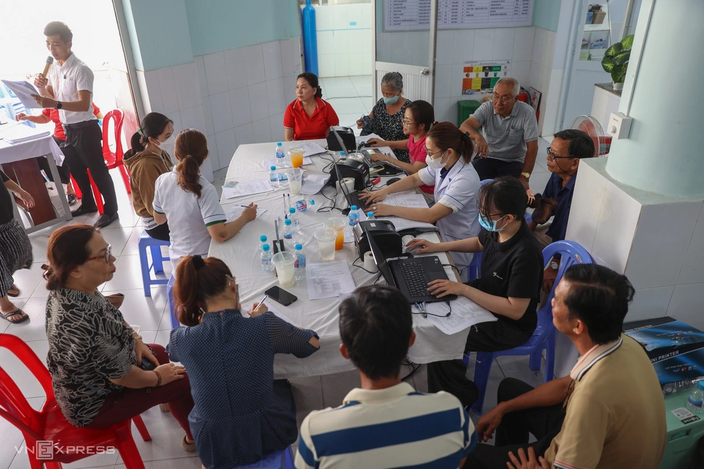 Người khám sức khỏe ở doanh nghiệp cập nhật hồ sơ điện tử toàn dân thế nào