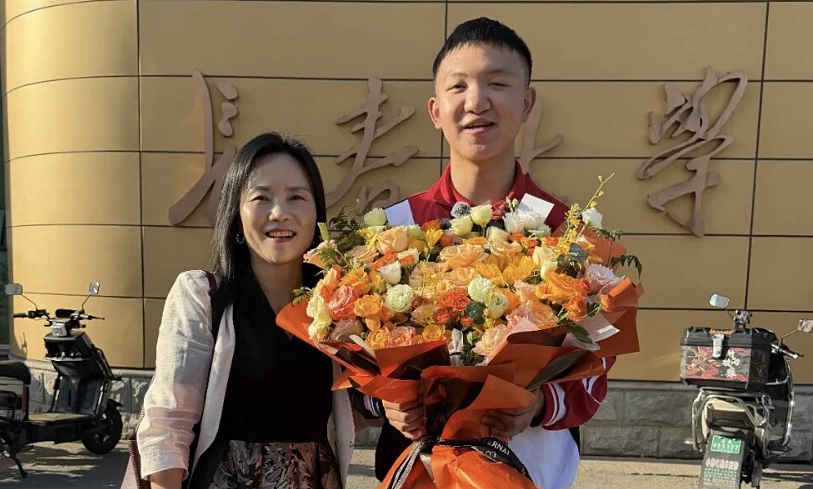 Cậu bé từng bị khoét mắt trở thành thủ khoa
