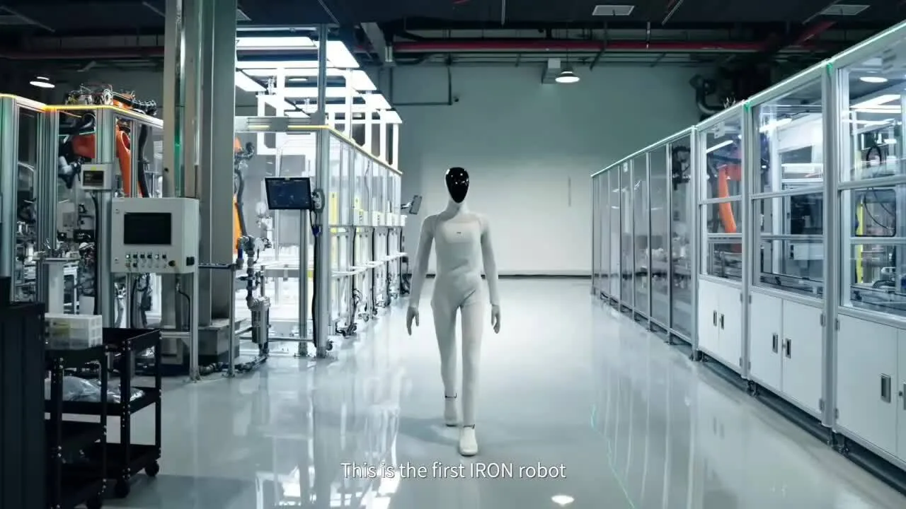 Robot hình người đầu tiên tự bước ra từ dây chuyền sản xuất