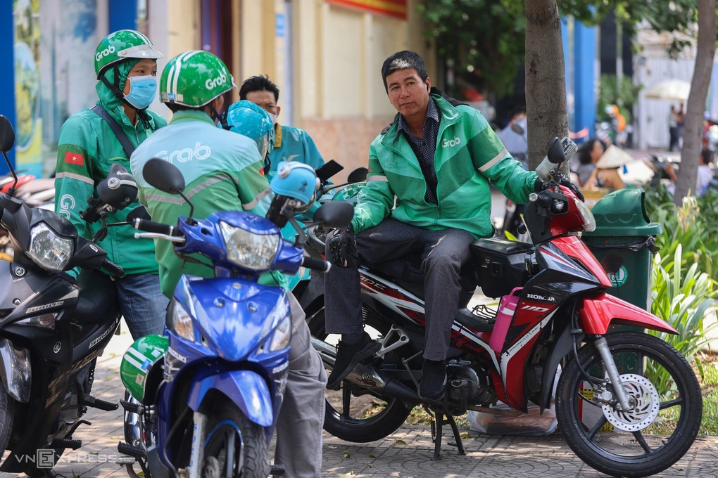 Thu nhập giảm, nhiều tài xế Grab muốn 'tắt app'
