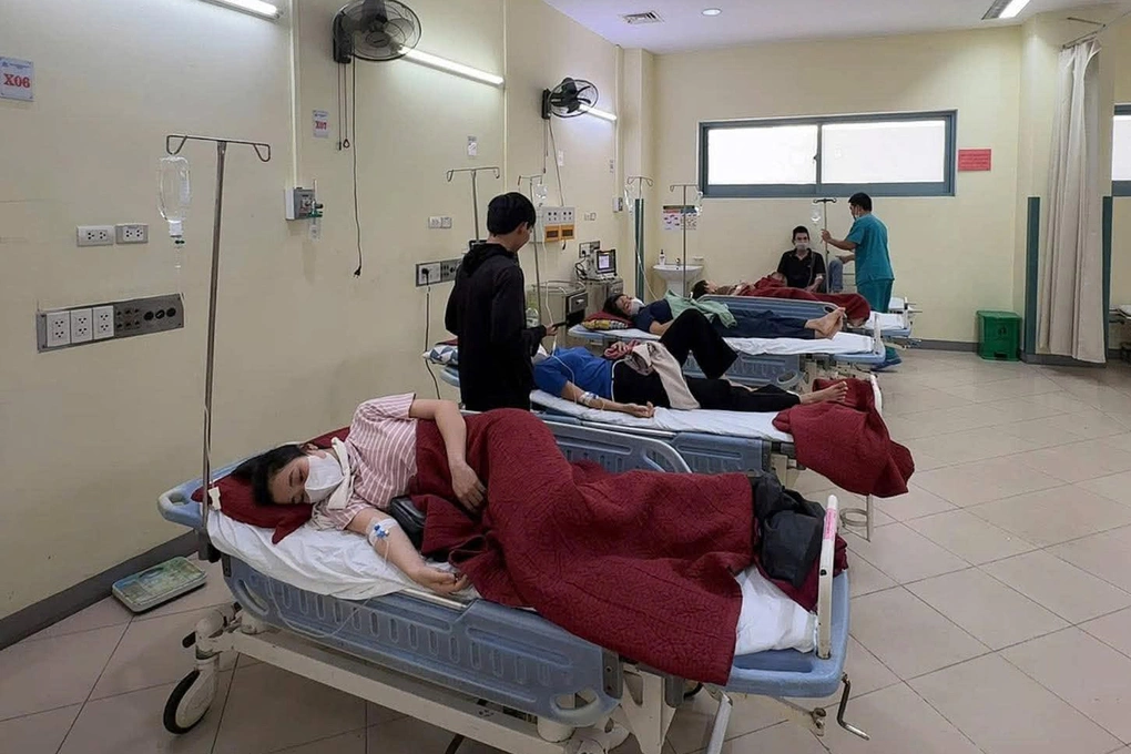 Hàng chục công nhân dệt may nhập viện nghi ngộ độc thực phẩm