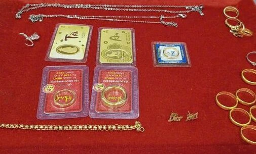 Trả lại túi vàng nhặt được trong đống rác