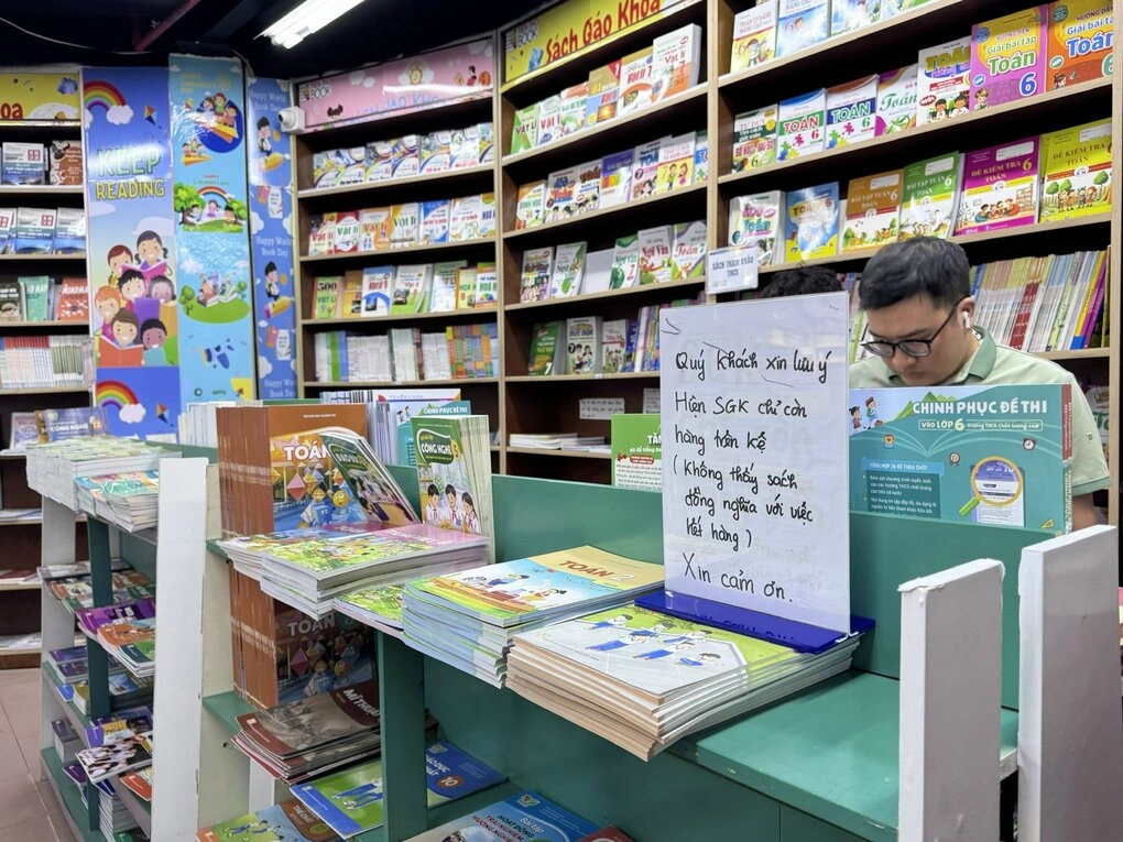Gian nan tìm 'món ăn tinh thần' ngày khai trường: Phụ huynh chật vật xoay xở sách giáo khoa cho con