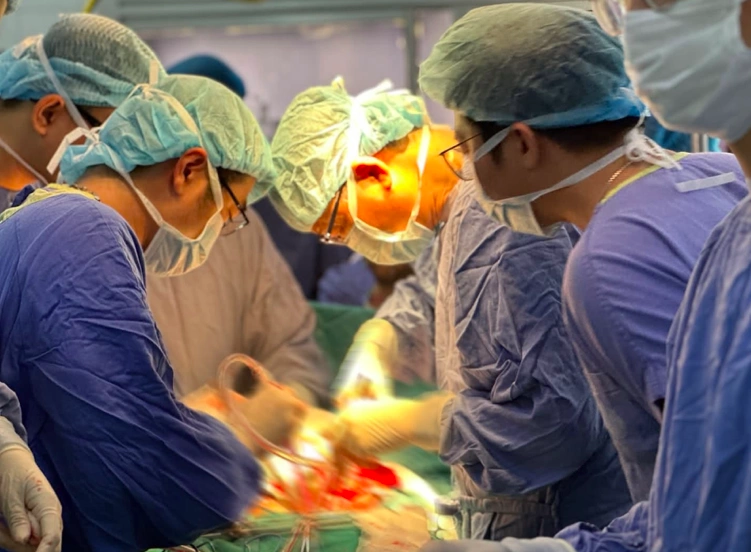 Chủ quan trước dấu hiệu tiểu ra máu ngắt quãng, nam bệnh nhân phải cắt bỏ toàn bộ bàng quang