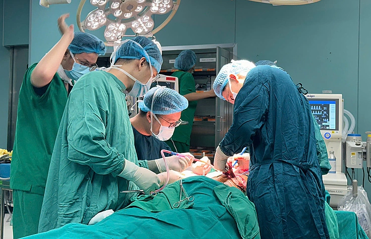 Bỏng sâu gây hoại tử lộ gân xương do tự ý chườm nóng chân tê buốt: Cảnh báo từ ca bệnh suýt phải cưa chân