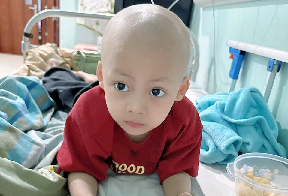 Hành trình điều trị u nguyên bào thần kinh giai đoạn 4 và biến chứng sau ghép tế bào gốc của bệnh nhi 5 tuổi