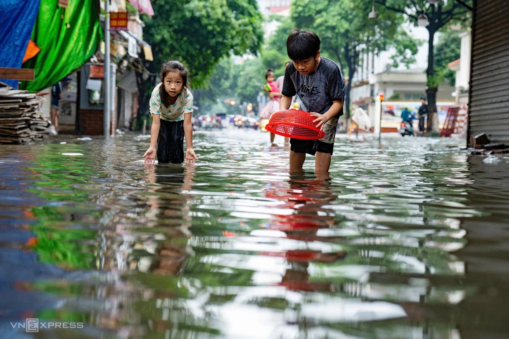 Vì sao lội nước ngập nhiều giờ gây tổn thương da và quy trình xử lý đúng cách từ chuyên gia