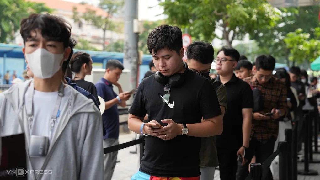 Người Việt chi hơn 1.500 tỷ đồng mua bộ đôi iPhone 18 Pro và 18 Pro Max ngày đầu