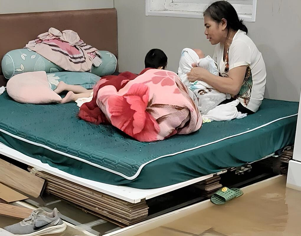 Nỗi lo bếp lửa và nguồn thực phẩm của người dân Hà Nội trong những ngày cô lập vì ngập lụt