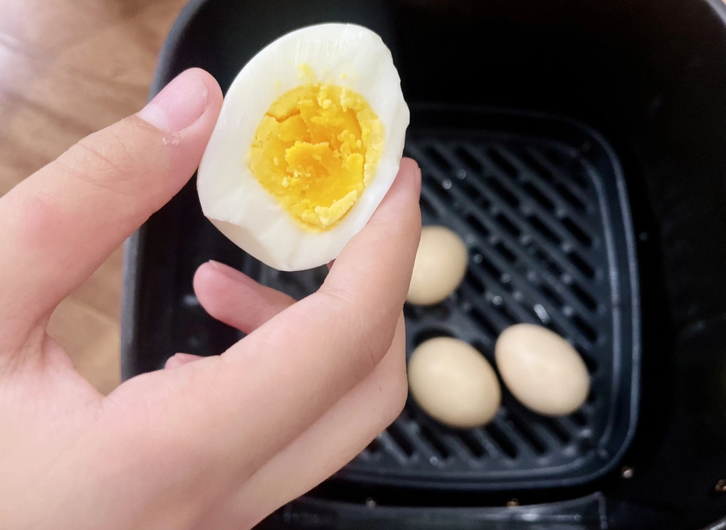 Mẹo 'luộc' trứng bằng nồi chiên không dầu không cần nước và những lý giải từ chuyên gia