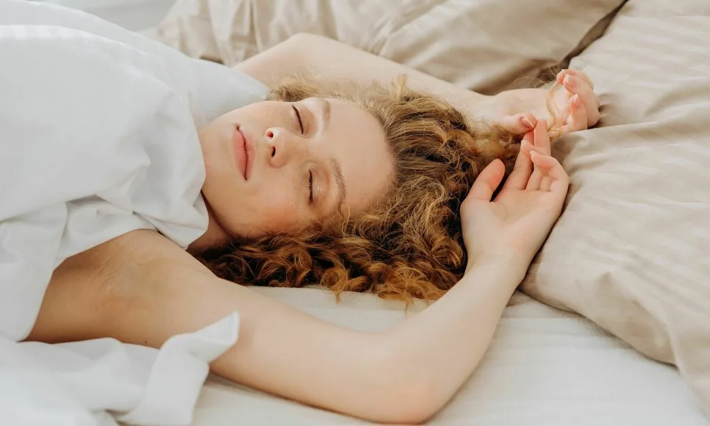 Ngủ giơ tay qua đầu: Thói quen tưởng thoải mái cảnh báo tổn thương cột sống cổ và vai