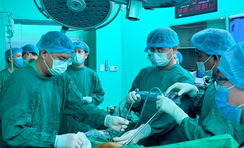 Bác sĩ Bình Dân xuống Bà Rịa mổ cứu người bị bê tông đè