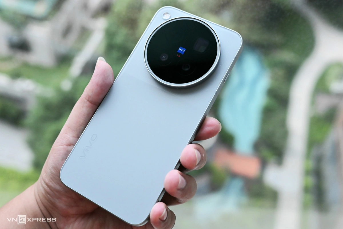 Vivo X500 Pro Max với ống tele gắn ngoài 400 mm