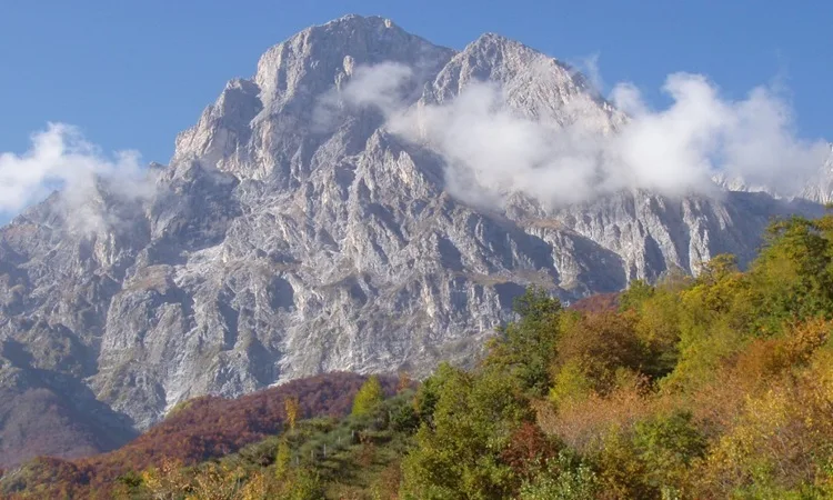 Vỏ Trái Đất dưới Italy đang tách ra