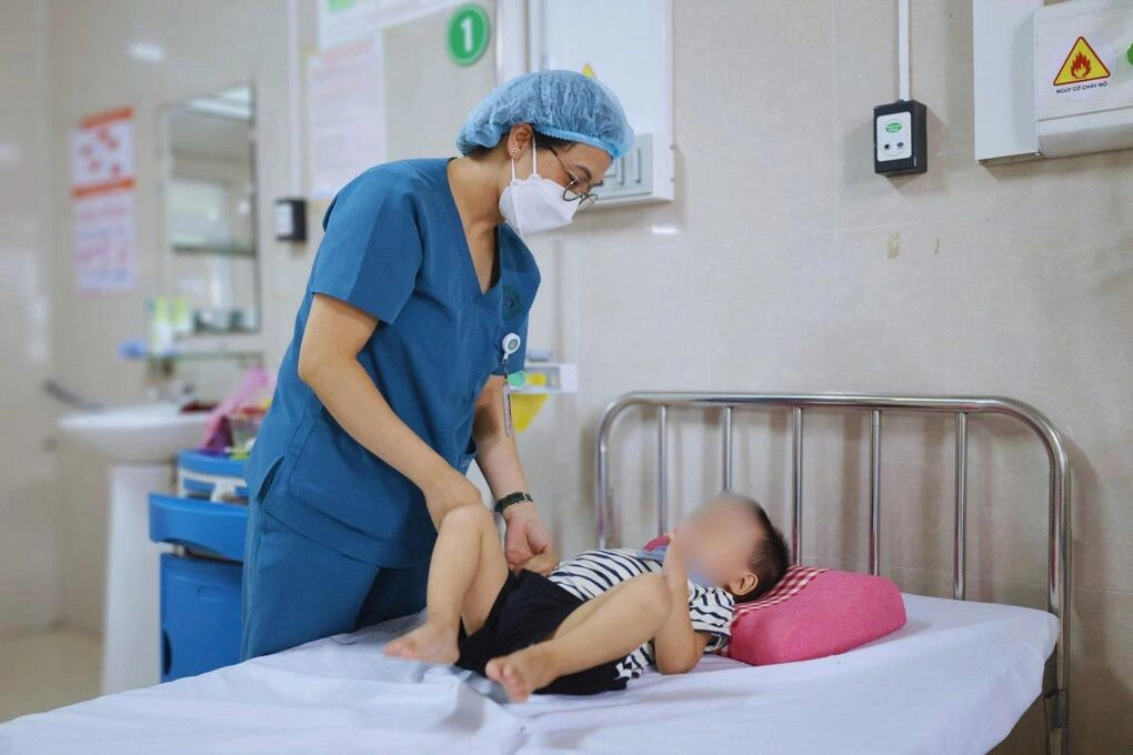 Bé 2 tuổi nhập viện cấp cứu sau khi ăn lá lộc mại chữa táo bón