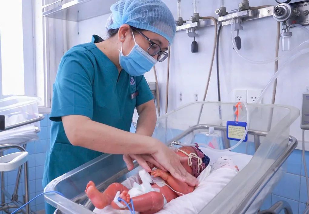Bé trai sơ sinh mắc bệnh vảy cá dạng phiến hiếm gặp được điều trị ổn định tại TP.HCM
