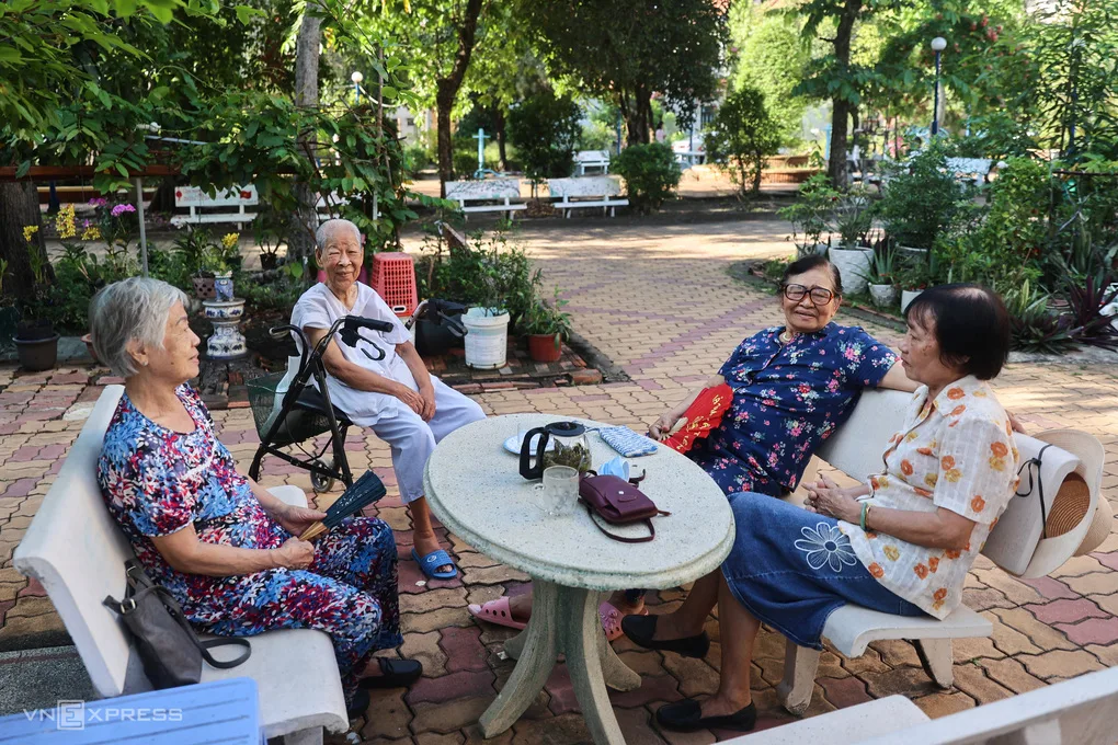 Việt Nam già hóa nhanh, làm sao sống khỏe đến cuối đời?