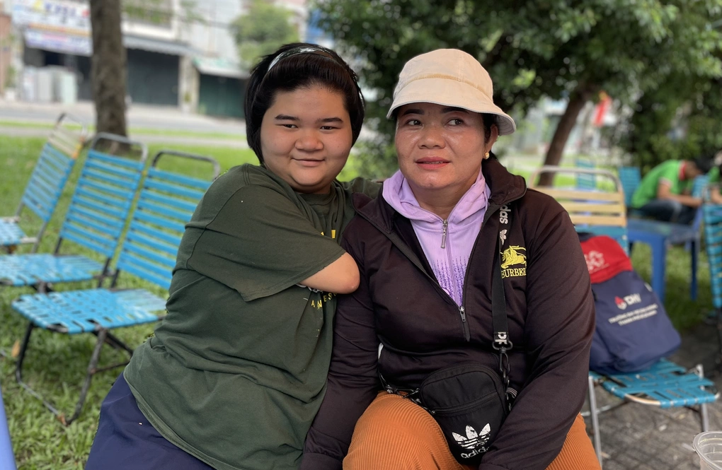 Đường tới giảng đường của cô bé 'cánh cụt'