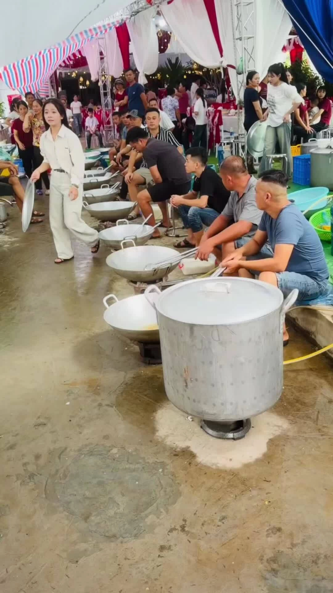 Đội nam giới lắc chảo, nấu trăm mâm cỗ ở Phú Thọ