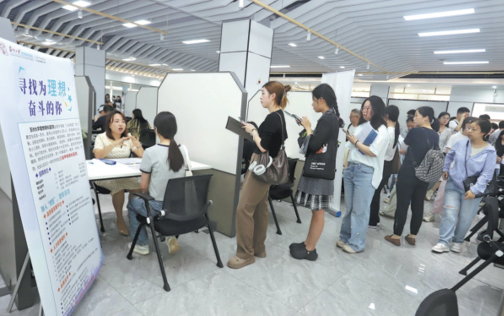 Cuộc đua giành giật nhân tài công nghệ tại Trung Quốc: Các hãng AI và bán dẫn tung