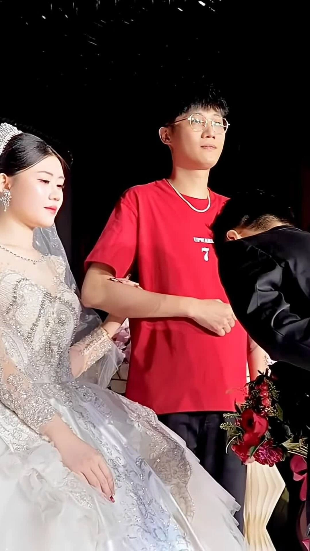 Người cha 41 tuổi ở Quảng Đông gây sốt vì diện mạo trẻ trung như bạn đồng trang lứa của con gái