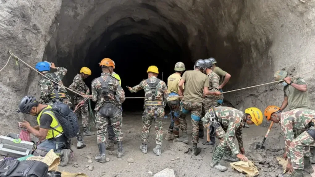 Vay nặng lãi, đi bộ tìm con mất tích trong lũ quét Nepal