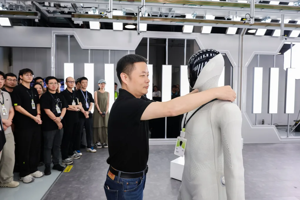 Robot hình người đầu tiên tự bước ra từ dây chuyền sản xuất