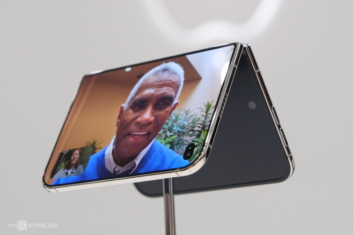 Apple ra mắt iPhone Duo: Điện thoại gập đầu tiên với công nghệ chống nếp gấp, giá cao nhất 104 triệu đồng